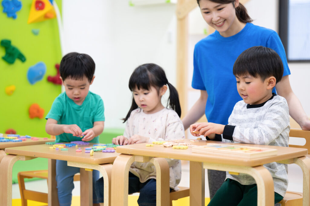 先生と子供たちが勉強している様子