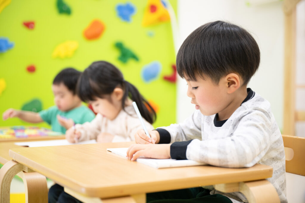 子供たちが勉強している様子