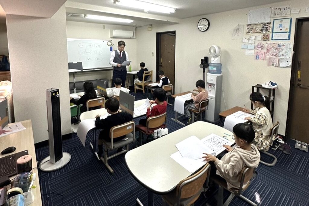 小学受験塾タートルで子供たちが椅子に座って勉強している様子