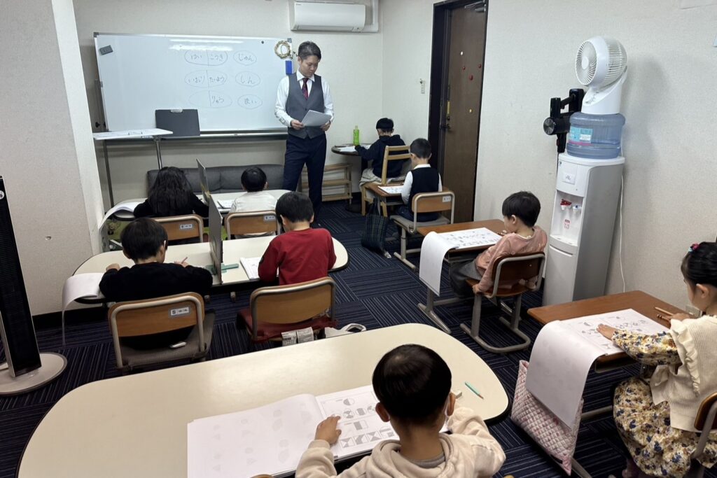 小学受験塾タートルで子供たちが椅子に座って勉強している様子_正面