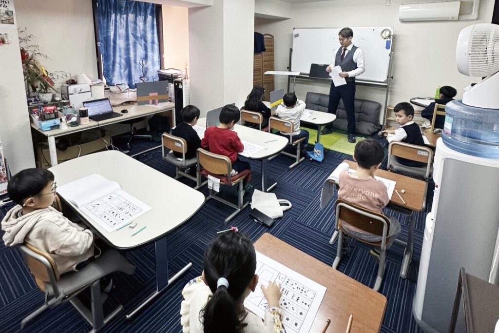 小学受験塾タートルで子供たちが椅子に座って先生の話を聞いている様子