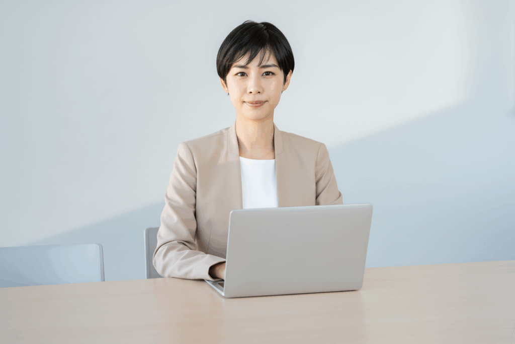 小学校受験の面接をしている女性の画像